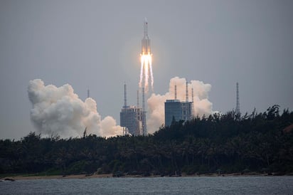 La mayor parte de los restos del cohete chino Larga Marcha 5B se desintegraron hoy al colisionar con la atmósfera y cayeron en el océano Índico, poniendo fin a las especulaciones sobre si su regreso a la Tierra podía causar daños. (ARCHIVO)