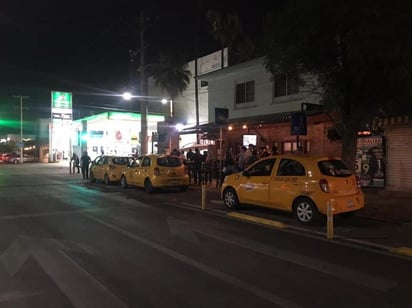 Los taxistas fueron captados estacionados sobre la ciclovía de Torreón, durante el viernes en la noche (REDES SOCIALES) 