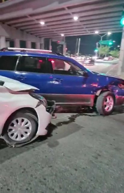 En el accidente resultó lesionada una pareja de jóvenes de 20 años que viajaba en el auto y el conductor de la camioneta.