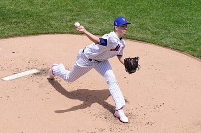 El abridor estelar de los Mets, Jacob deGrom, permitió una carrera en cinco entradas de trabajo, antes de dejar el juego por una lesión. (AP)