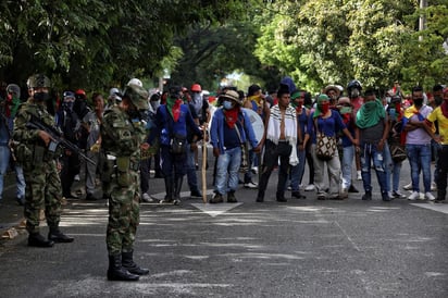 La Policía Metropolitana de Cali, por su parte, acusó a los indígenas de estar saqueando casas y bloques de apartamento. (EFE) 