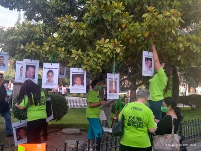 Dentro del marco del Día de las Madres, familiares de personas desaparecidas, acudieron a la Plaza de Armas en Saltillo, para llevar a cabo la colocación de fotografías de sus seres queridos y así exigir justicia y visibilizar la problemática en la entidad.