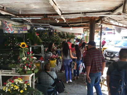 En la calle Blanco, la gran ausente fue la sana distancia, pues los compradores se aglomeraban sobre la acera para entrar y elegir las flores que más gustan a sus progenitoras, dificultando el paso incluso para los vendedores, quienes luego de algunos intentos por preservar los protocolos, terminaron también por ignorarlos.
(FERNANDIO COMPEÁN)