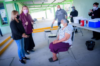 Mirtala Barrera Tamez, directora de Bienestar Social en el municipio de Piedras Negras, dio a conocer que continúan sin registrarse casos positivos de adultos mayores de 60 años en la ciudad; lo cual consideró muy satisfactorio y en donde tiene que considerarse que la mayor parte de dicho grupo vulnerable ya fue vacunado contra el COVID-19. (RENÉ ARELLANO)