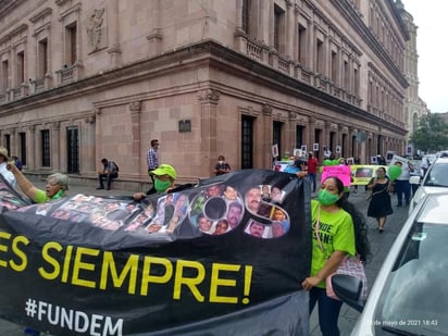 Luego de que madres de personas desaparecidas realizaran la colocación de fotografías de sus seres queridos en un árbol de la Plaza de Armas en Saltillo, éstas fueron retiradas por personal de mantenimiento, no obstante, no se les dio a conocer el motivo. (PERLA SÁNCHEZ)