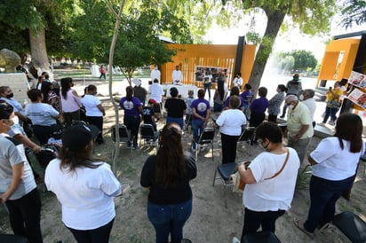 A las 10 de la mañana, Grupo Vida organizó una misa presidida por tres sacerdotes en el Memorial de la Alameda Zaragoza. (FERNANDO COMPEÁN)