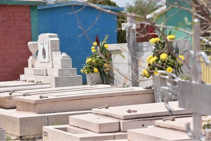 La Presidencia Municipal tampoco autorizó la instalación de vendedores ambulantes de flores en el exterior de los panteones.