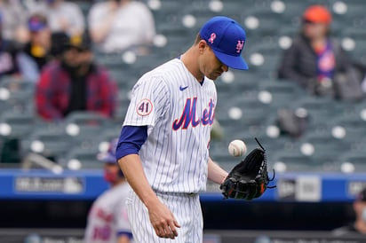 Jacob deGrom no subirá al montículo al menos hasta el día 20. (AP)