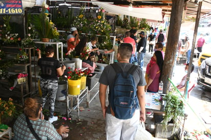 Cientos de laguneros visitaron ayer el mercadito de las flores en el Centro para llevar arreglos y alegrar a sus madres. (FERNANDO COMPEÁN)