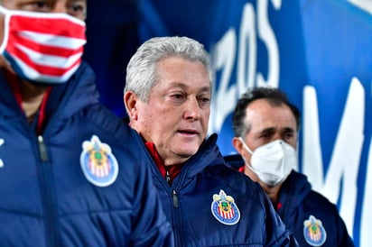 Las formas no le gustan a la afición, pero se tendrán que aguantar porque Chivas daría continuidad al proyecto con Víctor Manuel Vucetich, quien el pasado domingo quedó fuera de la reclasificación del Clausura 2021 por el Pachuca con marcador 4-2. (JAM MEDIA)
