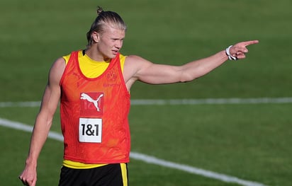 Erling Haaland, goleador del Borussia Dortmund de la Bundesliga, podrá reaparecer en el campo de juego para la final de la Copa Alemana ante el Leipzig, tras dos semanas de pausa forzosa. (ARCHIVO)