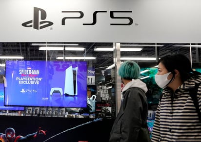 Las ventas de la nueva generación de la consola de Sony han sido un éxito. Millones de personas en el mundo no dudaron en comprar el dispositivo desde que estuvo disponible a finales de 2020. Sin embargo, en varios mercados muchos gamers se han quedado con las ganas de tener una PS5, no por falta de dinero, sino de disponibilidad, situación que, advirtió la compañía, no se solucionará pronto. (ARCHIVO) 