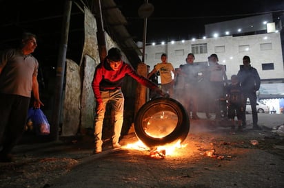 El primer ministro israelí, Benjamín Netanyahu, declaró hoy el estado de emergencia en la ciudad árabe-israelí de Lod por los fuertes disturbios que registró la urbe en el marco de las protestas palestinas que desde este lunes se han extendido de Jerusalén a ciudades de Israel con descendencia palestina, mientras se agrava la escalada de violencia con Gaza. (EFE)