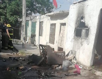 Quemaduras de primer y segundo grado en el 60 por ciento de su cuerpo, sufrió un hombre de 86 años al incendiarse la casa de manera provocada por su hijo drogadicto, la tarde del martes en la colonia Aviación de Torreón. (EL SIGLO DE TORREÓN)