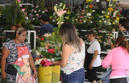 Para mantener el orden en los negocios, restaurantes y centros de comercio se desplegó un operativo entre Municipio y Estado. (JESÚS GALINDO)