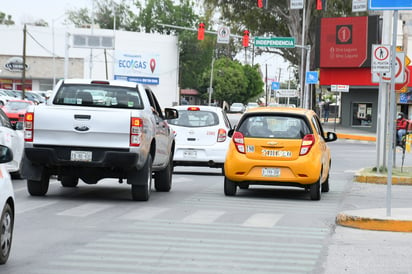 Se han detectado a conductores invadiendo el carril destinado para vehículos no motorizados. (EL SIGLO DE TORREÓN)