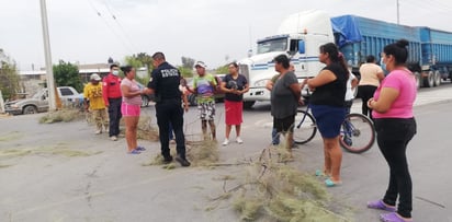 Los quejosos acusaron que desde hace más de un mes no cuentan con el vital líquido. Además demandaron la instalación de un semáforo para evitar accidentes viales en la zona. (EL SIGLO DE TORREÓN) 