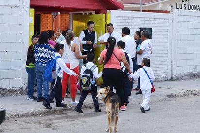 Los padres de familia manifestaron que hay opiniones encontradas sobre el regreso a las aulas ya que algunos dicen tener temor de enviar a sus hijos a los planteles mientras que otros se encuentran deseosos de que se reencuentren con sus compañeros de clase. (ARCHIVO)