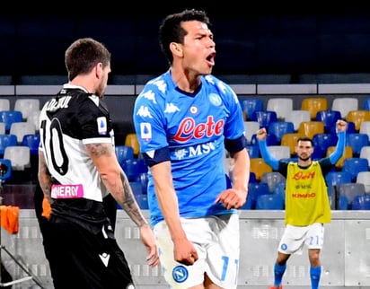 Hirving Lozano celebra luego de marcar el tercer tanto del Napoli en la goleada de su equipo 5-1 sobre Udinese. (EFE)