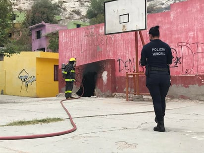 La finca se encuentra frente a una cancha deportiva y tiene un boquete en la pared para ingresar.
(EL SIGLO DE TORREÓN)