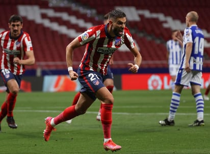 El centrocampista belga del Atlético de Madrid,Yannick Carrasco, celebra el primer gol del equipo rojiblanco durante el encuentro correspondiente a la jornada 36 de primera división que disputan hoy miércoles frente a la Real Sociedad en el estadio Wanda Metropolitano, en Madrid. (EFE/ Juanjo Martín)