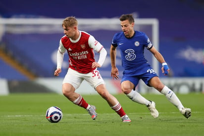 Emile Smith Rowe del Arsenal pelea por el balón con Hakim Ziyech del Chelsea en el encuentro de la Liga Premier en Stamford Bridge el miércoles 12 de mayo del 2021. (Catherine Ivil, Pool via AP)