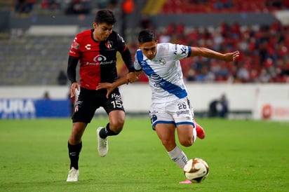 En cada sector de la cancha, tapatíos y poblanos disputaron de manera muy intensa el balón, por lo que hubo pocas aproximaciones. (JAM MEDIA)