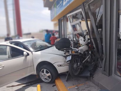 El automóvil y la motocicleta fueron enviados al corralón municipal. (EL SIGLO DE TORREÓN)