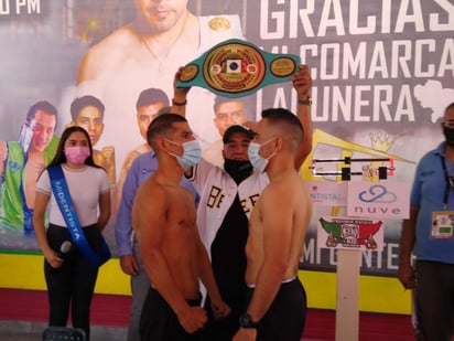  El boxeador lagunero Daniel “Chato” Noriega, se reportó en óptimas condiciones, para despedirse mañana de los encordados en el terreno profesional. Hoy durante la ceremonia de pesaje, aprobó el registro respectivo en la romana. (HUMBERTO VÁZQUEZ)