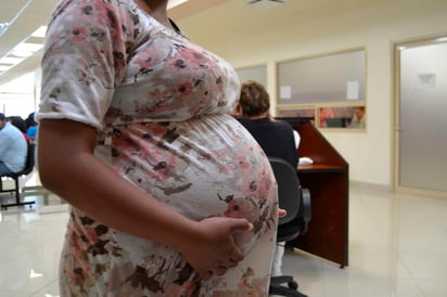 Se pretende vacunar sólo a las mujeres de 18 años en adelante que estén embarazadas. (ARCHIVO)