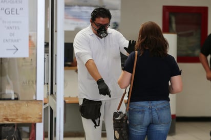 Con el cambio en el semáforo de riesgo epidemiológico a color verde en Durango, todo el personal de salud que se encontraba en casa al ser considerados como vulnerables en esta pandemia del COVID-19, regresaron a sus áreas de trabajo. (ARCHIVO)