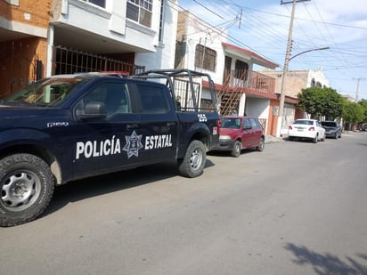 Tirado en el piso de la sala y en un charco de sangre, fue encontrado sin vida un hombre de 63 años que vivía solo en el fraccionamiento Valle del Nazas, de Gómez Palacio, la mañana de este viernes. (EL SIGLO DE TORREÓN)