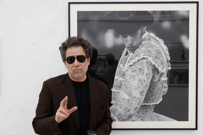 El roquero argentino Andrés Calamaro refleja su gran afición a los toros en una exposición de fotografías que realizó durante las temporadas previas a la pandemia en plazas de España, Francia, México y Colombia, y que se exhibe desde hoy en el barrio madrileño de Chueca. (ARCHIVO) 