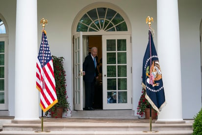 El presidente de Estados Unidos, Joe Biden, recibió este viernes en la Casa Blanca a seis 'soñadores', jóvenes traídos cuando eran niños por sus padres indocumentados y con los que departió sobre sus experiencias, para impulsar una reforma migratoria que regularice a unos 11 millones de personas sin documentos. (AP)
 