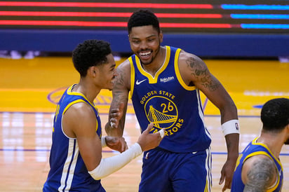 Jordan Poole encestó en bandeja a 21.4 segundos del final y convirtió dos tiros libres con apenas décimas restantes para que los Warriors de Golden State superaran el viernes 125-122 a los Pelicans de Nueva Orleáns. (AP)
