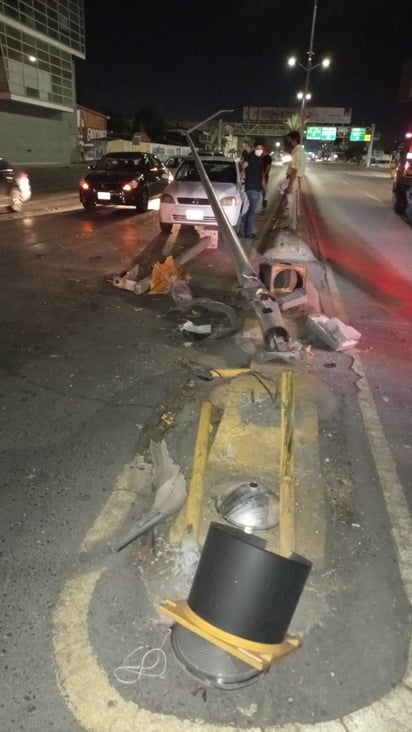 La luminaria cayó sobre dos automóviles que se encontraban en parada momentánea; no se reportaron personas lesionadas. (EL SIGLO DE TORREÓN)