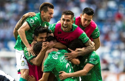 El Santos Laguna del entrenador uruguayo Guillermo Almada empató 1-1 este domingo con el Monterrey del estratega Javier Aguirre y lo eliminó para clasificarse a la semifinal del Clausura 2021 del fútbol mexicano. (EFE)
