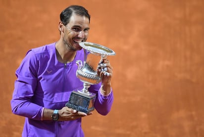 Rafael Nadal se impuso 7-5, 1-6, 6-3 a Novak Djokovic en la final del Abierto de Italia, torneo que ha ganado ya en diez ocasiones. (EFE)