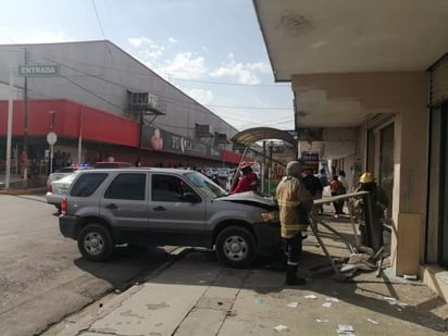 El área del accidente fue resguardada por las autoridades, quienes retiraron la estructura metálica derribada y la camioneta. (EL SIGLO DE TORREÓN)