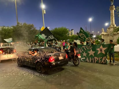 Aficionados de Santos Laguna salieron a las calles para celebrar el pase de los Guerreros a las semifinales. (IVÁN CORPUS)