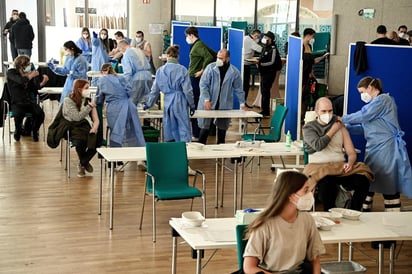 Alemania pondrá fin el 7 de junio a los grupos prioritarios de vacunación y desde esa fecha cualquier persona mayor de 16 años podrá reservar cita para ser inmunizada contra COVID-19, informó este lunes el ministro de Sanidad, Jens Spahn. (ARCHIVO) 

 