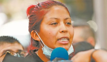 Así lo expresó la mujer y su abogado, luego de acudir a la Contraloría de la Ciudad de México a interponer una denuncia del tipo administrativo, pues busca que las autoridades inhabiliten a Florencia Serranía y a otros funcionarios actuales, encargados del Sistema de Transporte Colectivo (STC) Metro, por su presunta negligencia que derivó la tragedia.
