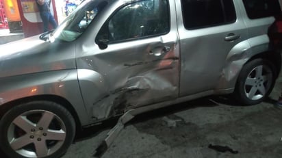 Los primeros peritajes indicaron que un vehículo Chevrolet HHR, color gris, que era conducido por Andrés de 27 años de edad, se desplazaba de sur a norte por el carril derecho de la calzada Moctezuma.
(EL SIGLO DE TORREÓN)