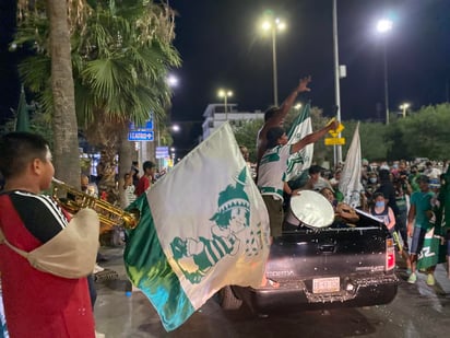 Llaman autoridades de Torreón a que la ciudadanía evite caer en situaciones de riesgo sanitario durante los festejos por posibles victorias del Santos Laguna en la presente liguilla del futbol mexicano, señalan que se mantienen aún los contagios del COVID-19 y que pueden ocurrir más si se generan aglomeraciones en espacios públicos y en los que no se usen cubrebocas. (ARCHIVO)