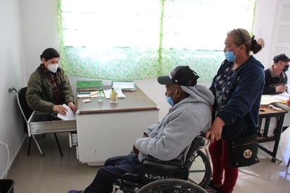 Personal del Instituto para el Desarrollo y la Inclusión de Personas con Discapacidad en el municipio de Lerdo continúa acudiendo a las viviendas con el módulo de atención brindando servicios de asesoría legal y atención médica. (DIANA GONZÁLEZ)