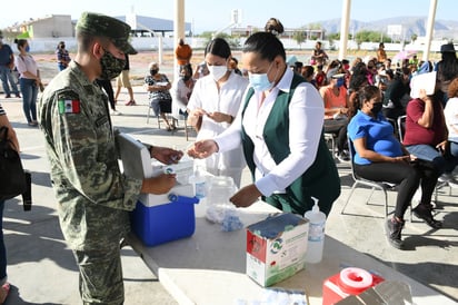 El suministro de la primera dosis de la vacuna anti-COVID-19 a mayores de 50 y embarazadas está a cargo de personal del IMSS. (JESÚS GALINDO)