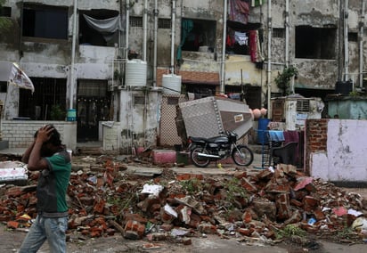 Los fallecidos por el paso del ciclón Tauktae por la costa occidental india aumentaron este miércoles hasta los 81, después de que se confirmaran 45 muertes en la región de Gujarat, la más afectada, y 22 más por el hundimiento de un barco, del que continúa la búsqueda de 63 tripulantes desaparecidos. (ARCHIVO) 