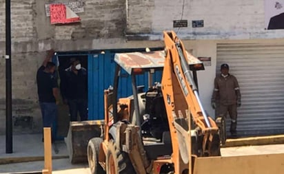 Bomberos de Atizapán de Zaragoza, apoyan en estos trabajos, donde remueven láminas, maderas y desperdicios acumulados en la azotea de esta casa.
(EL UNIVERSAL)