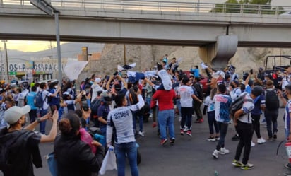 Los aficionados al fútbol siguen descontrolados ahora que se han abierto de nueva cuenta los estadios. Ya sea en los hoteles de concentración o en las canchas, el público rompe los protocolos, acercándose de más a los futbolistas y estos lo acatan las reglas que ha impuestos la Liga Mx, donde no debe de haber 'selfies' ni autógrafos a la gente. (ESPECIAL)
