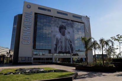 La Confederación Sudamericana de Fútbol (Conmebol) rechazó este jueves el pedido del gobierno colombiano de postergar la Copa América 2021 por lo que el país andino ya no acogerá el torneo, que debía realizar en conjunto con Argentina. (EFE)